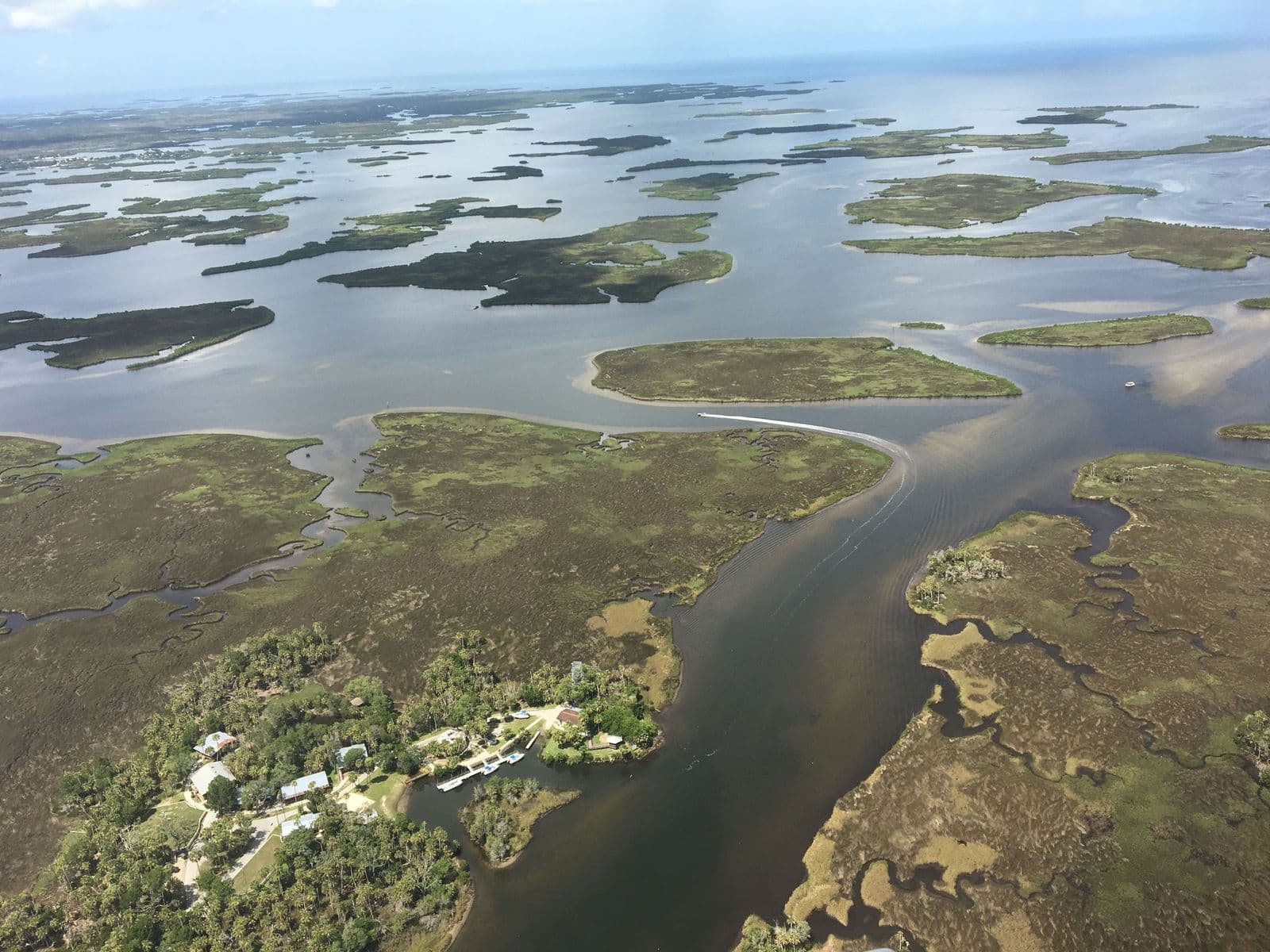 Ostrůvky a mokřady u Cedar Key z ptačí perspektivy