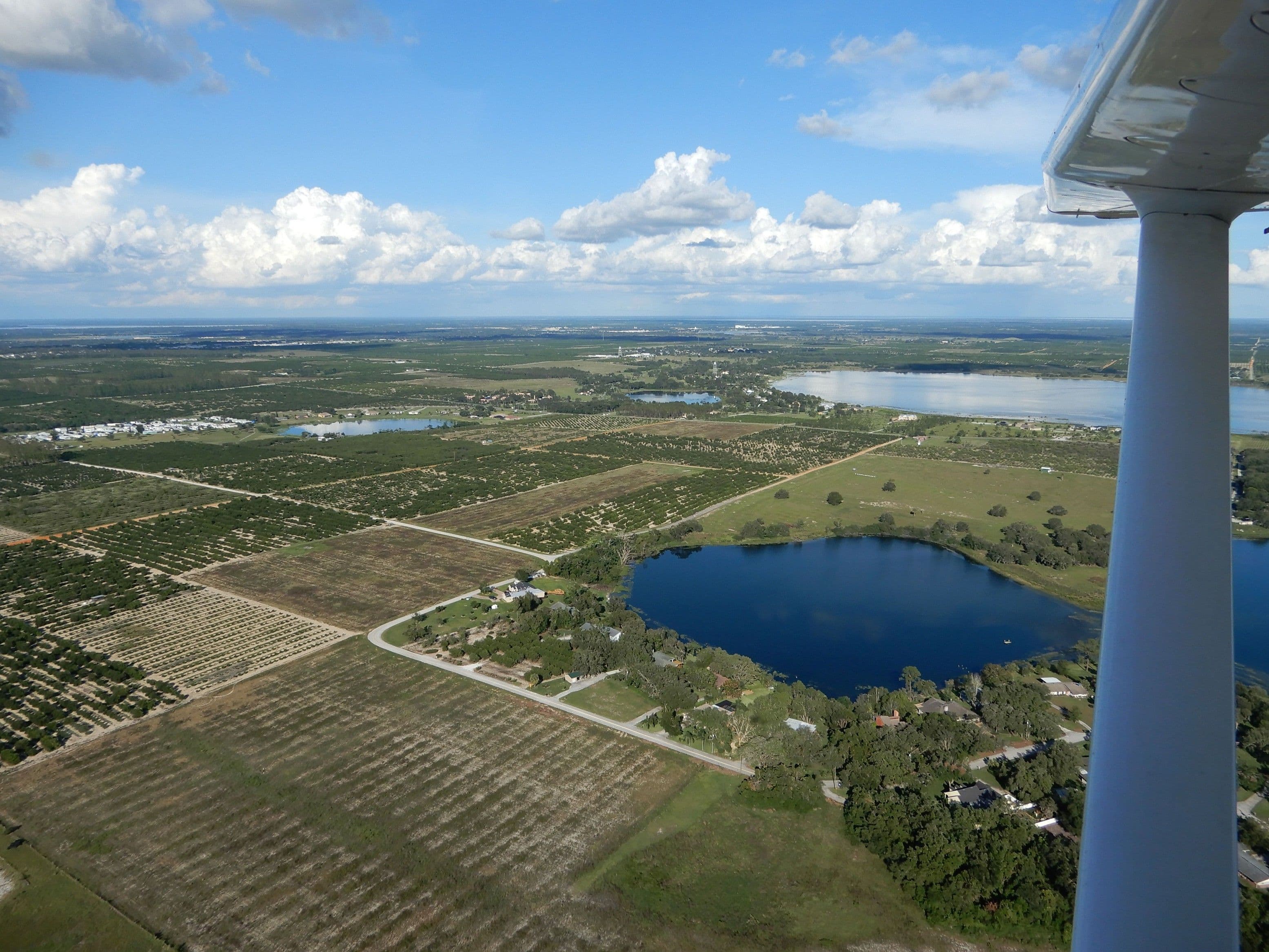 Jezera u Lake Wales před západem slunce tvoří krásně barevné scenérie.