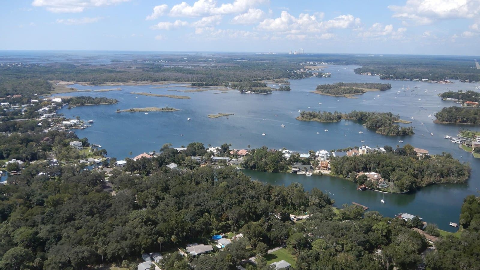 Zátoka Crystal River s ostrůvky a loděmi pod křídlem letadla